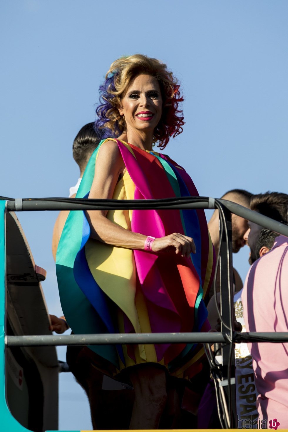 Ágatha Ruiz de la Prada muy sonriente durante el desfile del Orgullo 2018