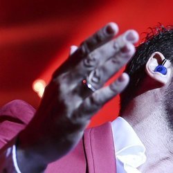 David Bisbal luciendo alianza de casado en su concierto de Chiclana