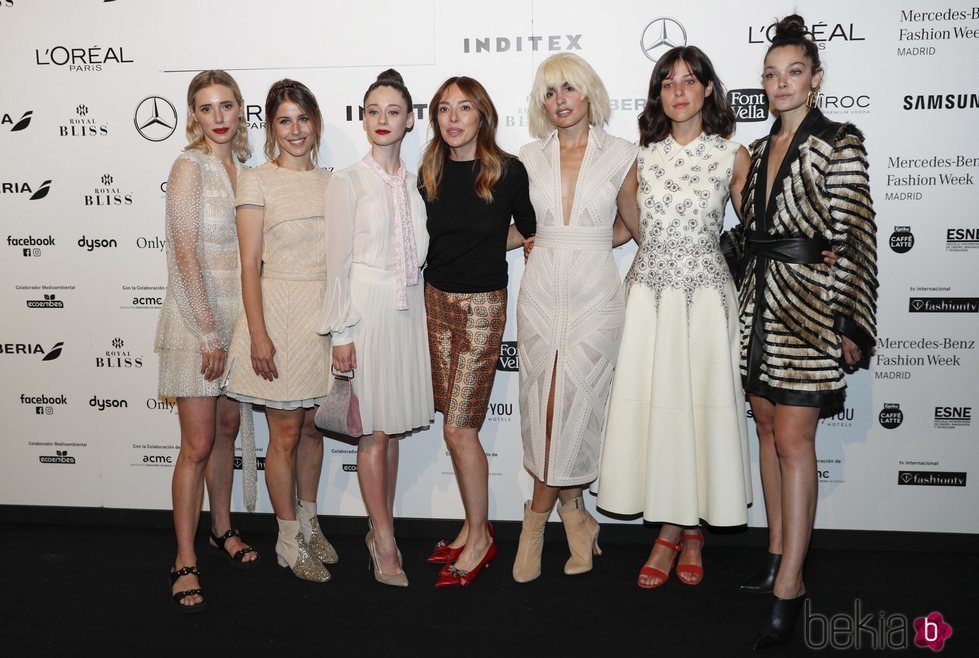 Teresa Helbig con Lulu Figueroa, Ruth Llopis, Elena Rivera, Verónica Echegui, Iria del Río y Ana Rujas en el front row de Teresa Helbig en Madrid Fashion W