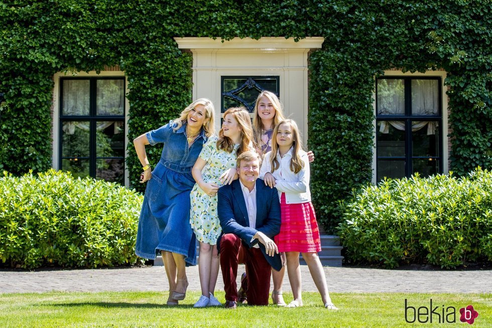 Guillermo y Máxima de Holanda posan de lo más sonrientes durante su tradicional posado veraniego