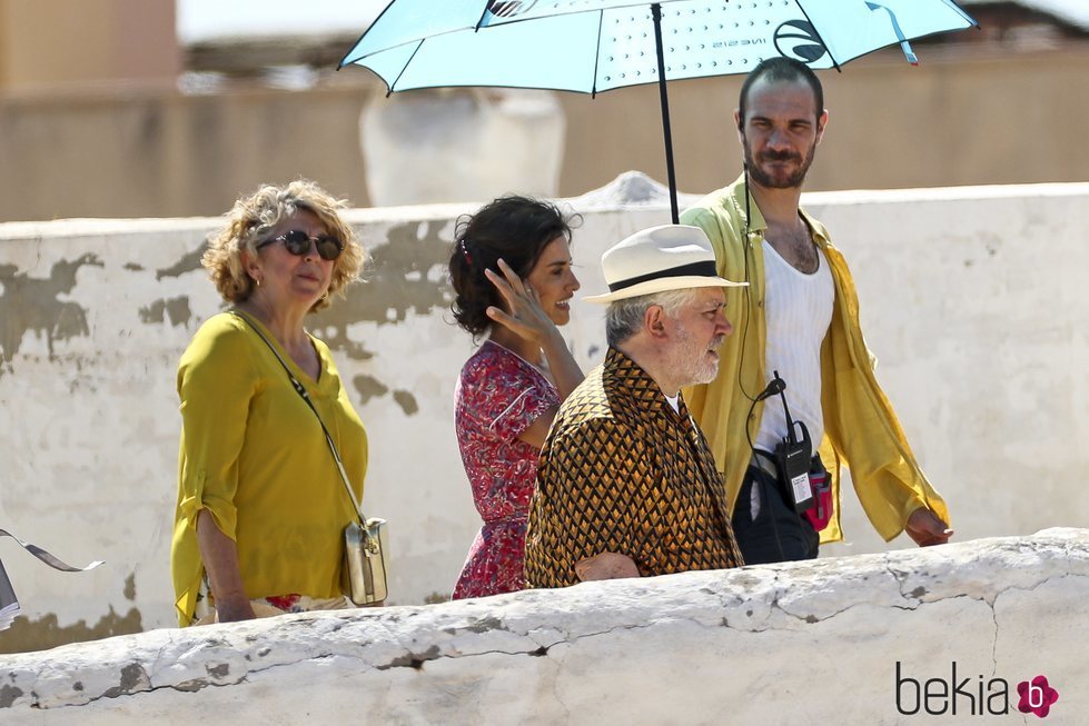 Penélope Cruz junto con el director Pedro Almodóvar durante el rodaje de 'Dolor y Gloria'