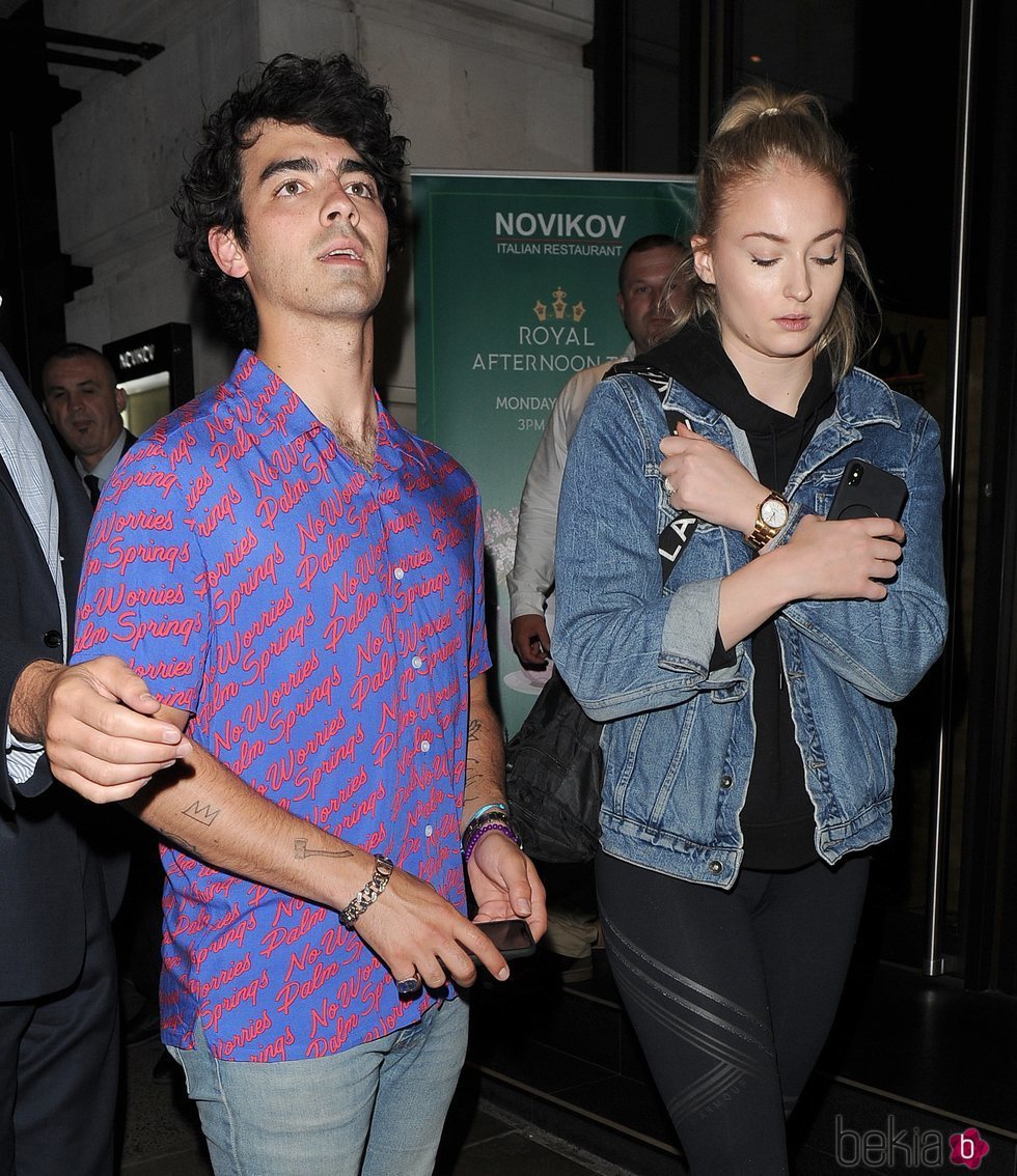 Sophie Turner y Joe Jonas pasean por las calles de Londres