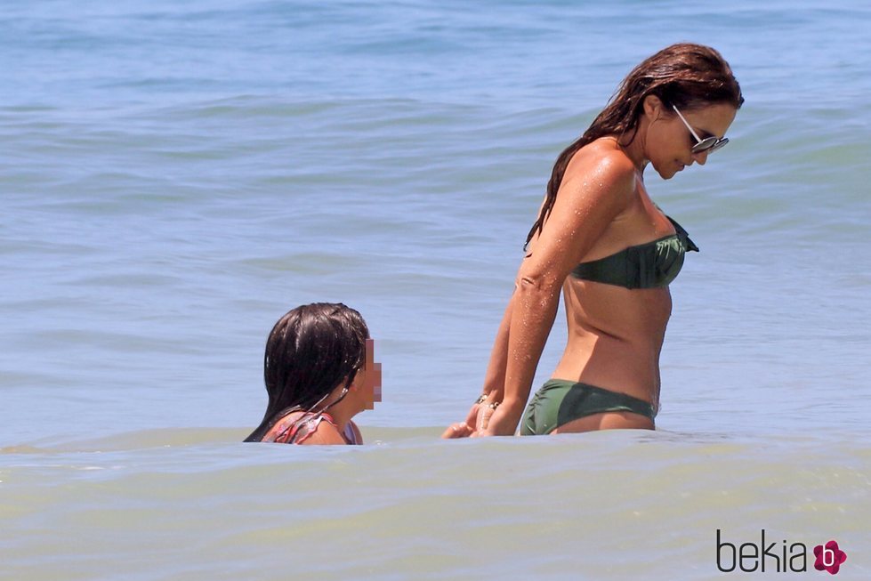 Paula Echevarría disfrutando de las playas de Cádiz con su hija Daniella