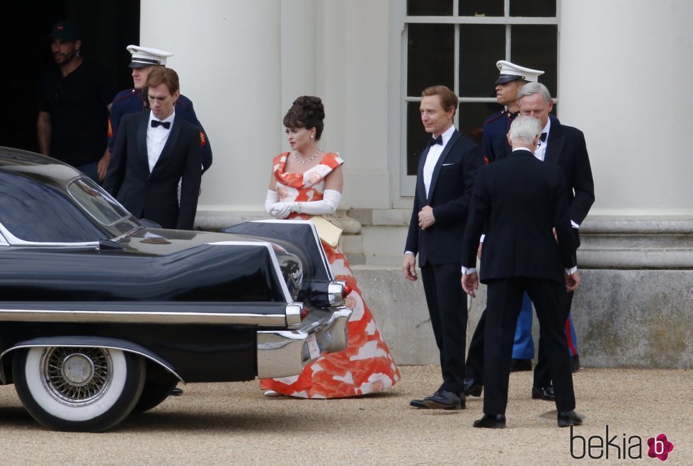 Helena Bonham Carter y Ben Daniels en el rodaje de la tercera temporada de 'The Crown'