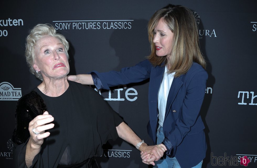 Rose Byrne y Glenn Close en la premiere de 'The Wife'