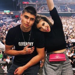 Anita Matamoros con su hermano Javier Tudela en un concierto