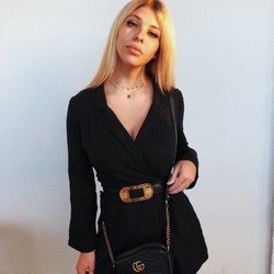 Anita Matamoros posando con un vestido negro