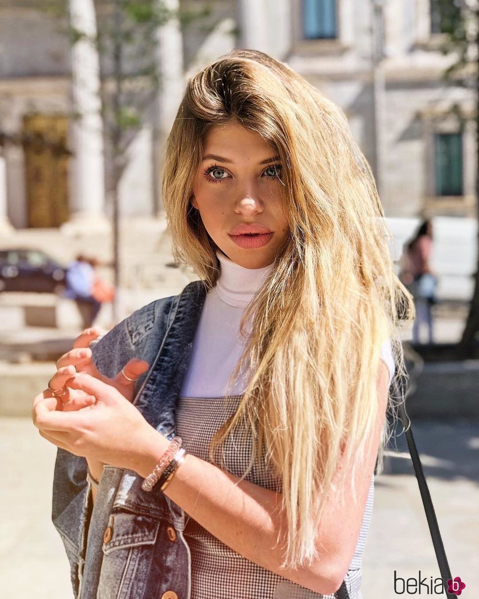 Anita Matamoros posando en la calle