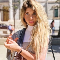 Anita Matamoros posando en la calle