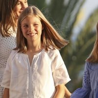 La Princesa Leonor y la Infanta Sofía, sonrientes en su posado de verano 2018 en Mallorca