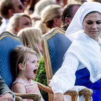 Victoria de Suecia mira a su hija Estela bostezar en la celebración de su cumpleaños