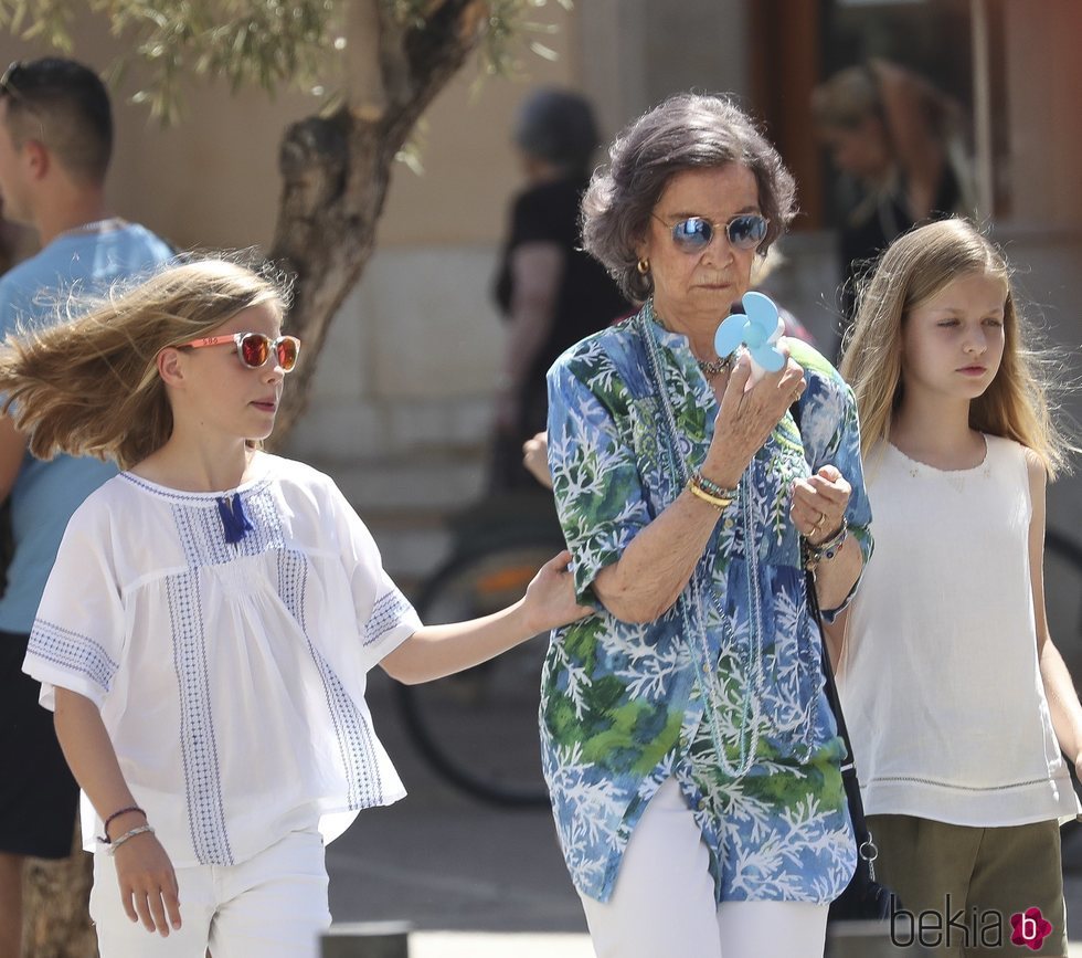 La Reina Sofía con la Princesa Leonor y la Infanta Sofía y un ventilador portátil en Palma