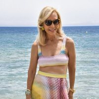 Carmen Lomana posa con el mar de fondo en Marbella