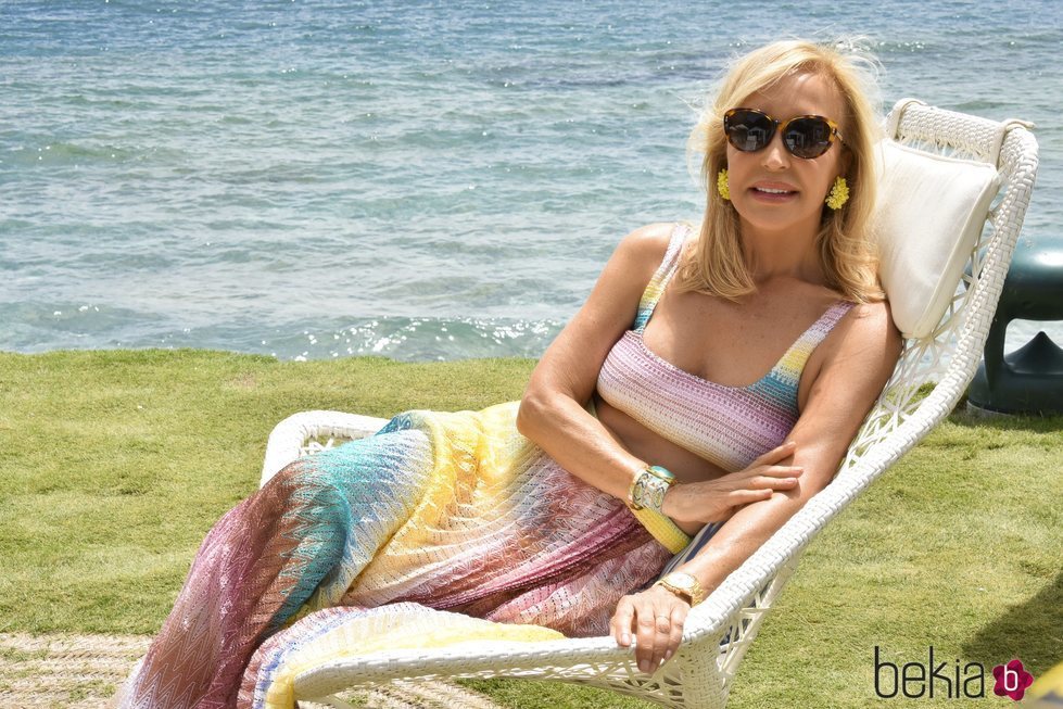 Carmen Lomana tumbada en una hamaca con el mar de fondo