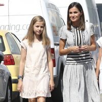 La Reina Letizia con la Princesa Leonor y la Infanta Sofía durante su visita al Rey Felipe VI en la Copa del Rey de Vela