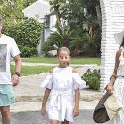 'El Cordobés' con Virgina Troconis y su hija en Marbella