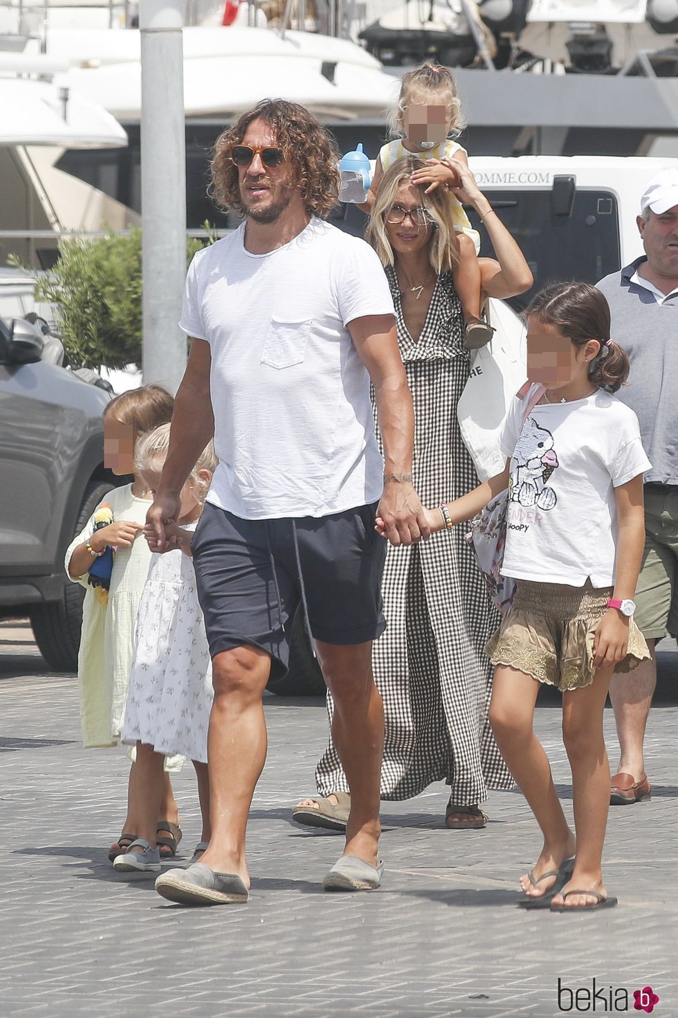 Carles Puyol y Vanessa Lorenzo por las calles de Ibiza en familia