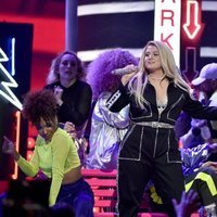 Meghan Trainor actuando en la gala de los Teen Choice 2018