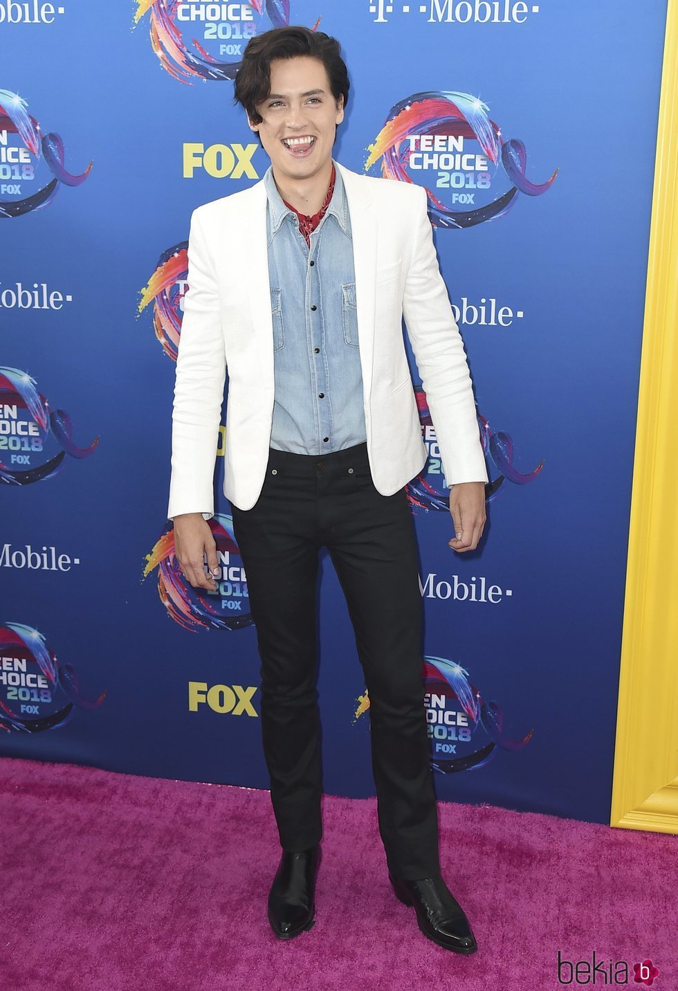 Cole Sprouse en la alfombra roja de los Teen Choice Awards 2018