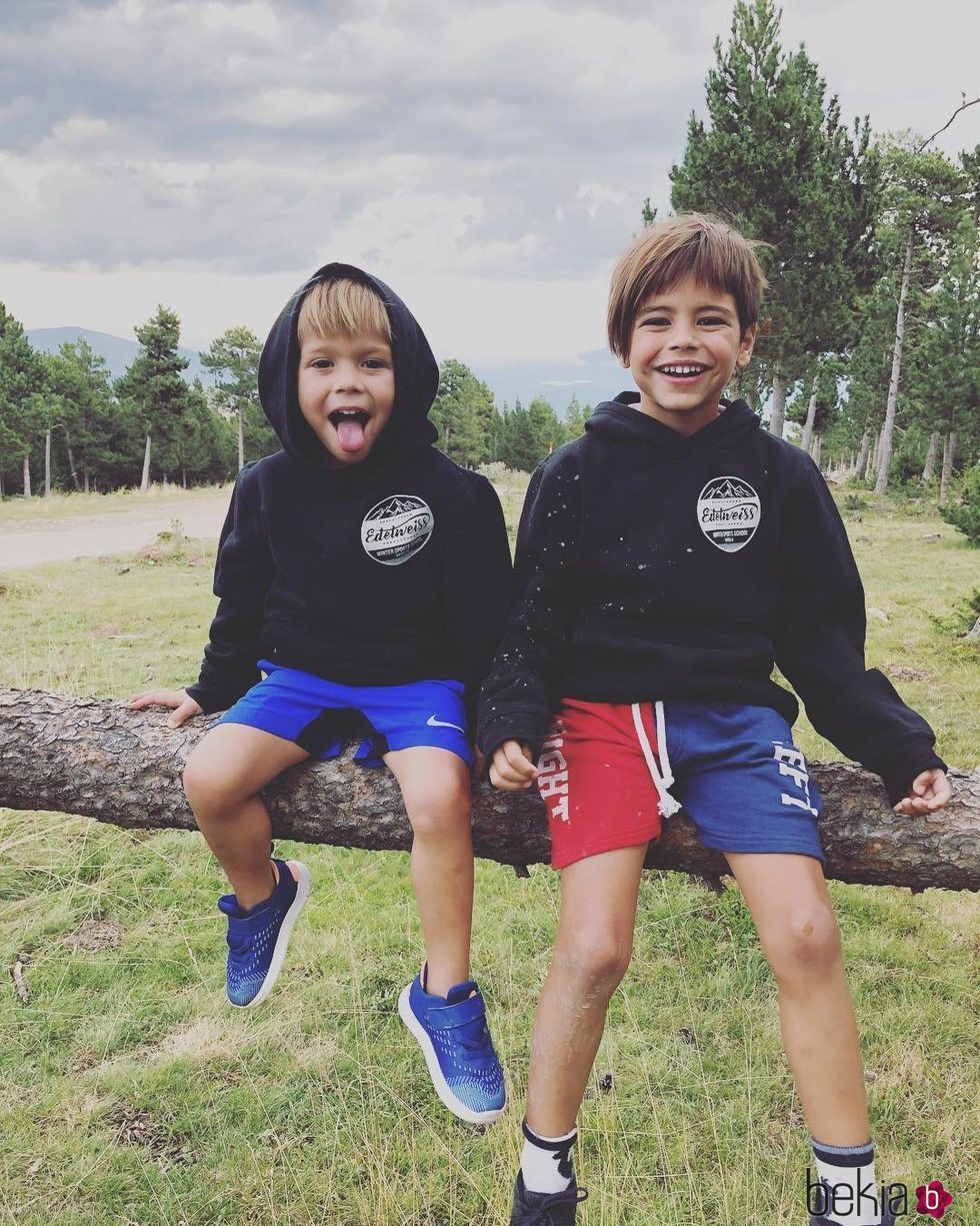 Milan y Sasha Piqué posan divertidos y espontáneos ante la cámara