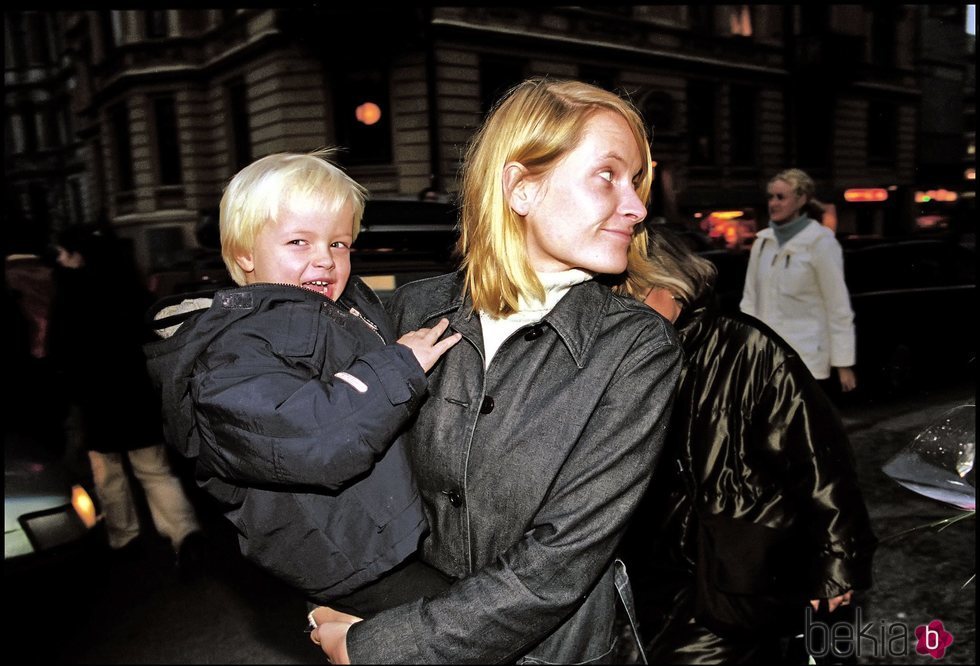 Mette-Marit de Noruega paseando con su hijo, Marius Borg antes de su boda con el Príncipe Haakon