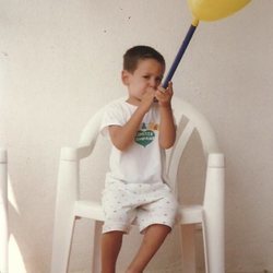 Cepeda de niño inflando un globo