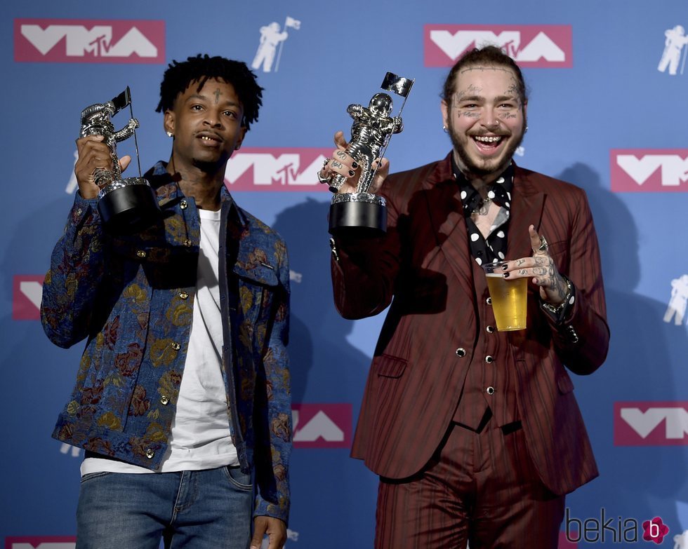 21 Savage y Post Malone con su premio en los VMAs 2018