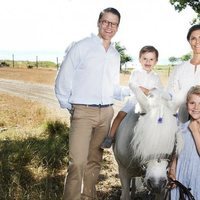 El Príncipe Oscar, muy espontáneo sobre un poni, posa junto a sus padres y su hermana