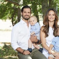 Carlos Felipe de Suecia y Sofia Hellqvist posan junto a sus hijos en el Palacio de Solliden