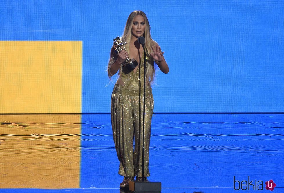 Jennifer Lopez recogiendo el 'Michael Jackson Video Vanguard' en los VMAs 2018