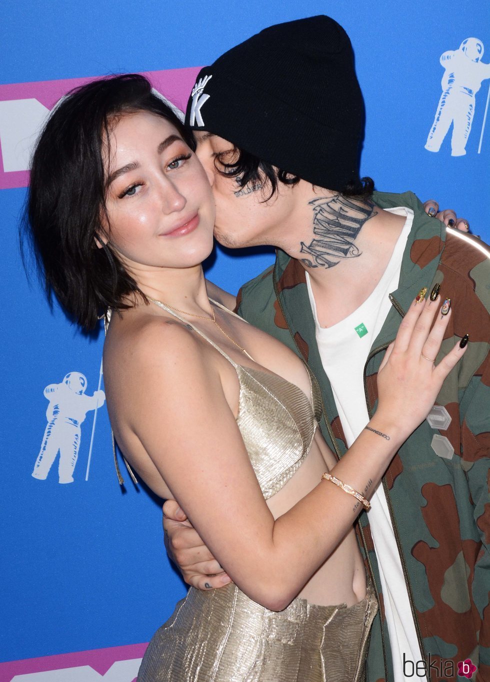 Noah Cyrus y Lil Xan dándose un beso en la alfombra roja de los VMAs 2018