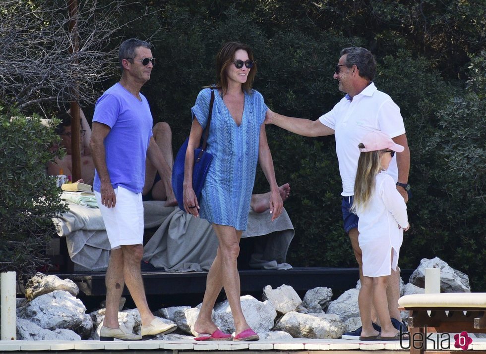 Nicolas Sarkozy y Carla Bruni comparten gestos cómplices junto a su hija Giulia en Bodrum