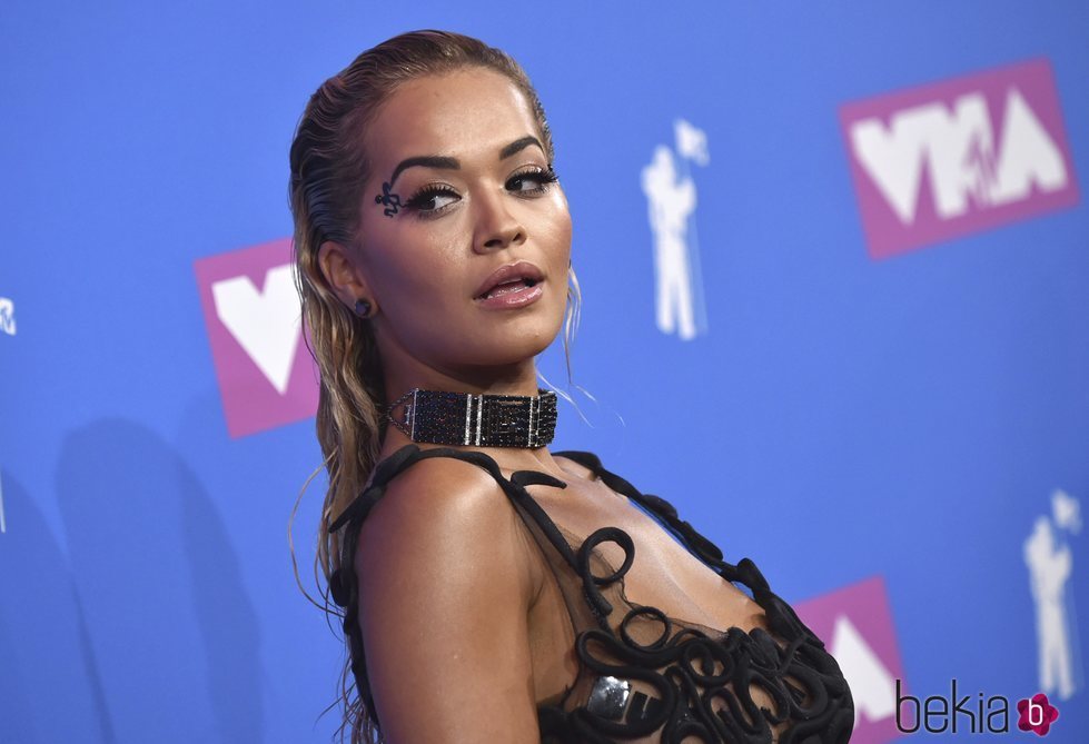 Rita Ora durante la alfombra roja de los VMAs 2018
