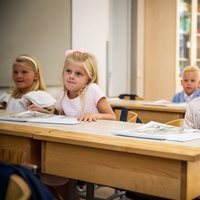 La Princesa Estela de Suecia muy contenta en su primer día de colegio