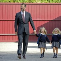 Los Reyes Felipe y Letizia junto a la Princesa de Asturias y la Infanta Sofía en el primer día del curso 2011