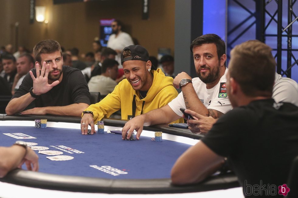 Gerard Piqué y Neymar jugando un torneo de póker benéfico en Barcelona