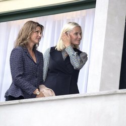 Marta Luisa de Noruega y Mette-Marit de Noruega en la inauguración de la casa-museo en la que vivió Sonia de Noruega antes de casarse