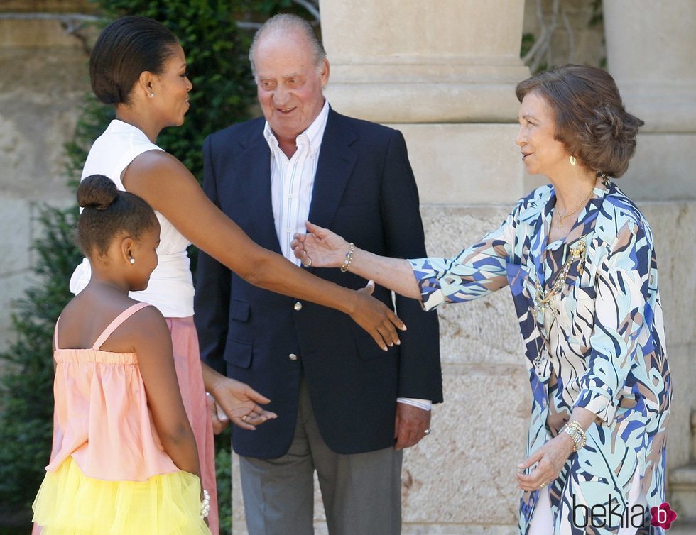 La Reina Sofía y Michelle Obama se saludan frente al Rey Juan Carlos y Sasha Obama