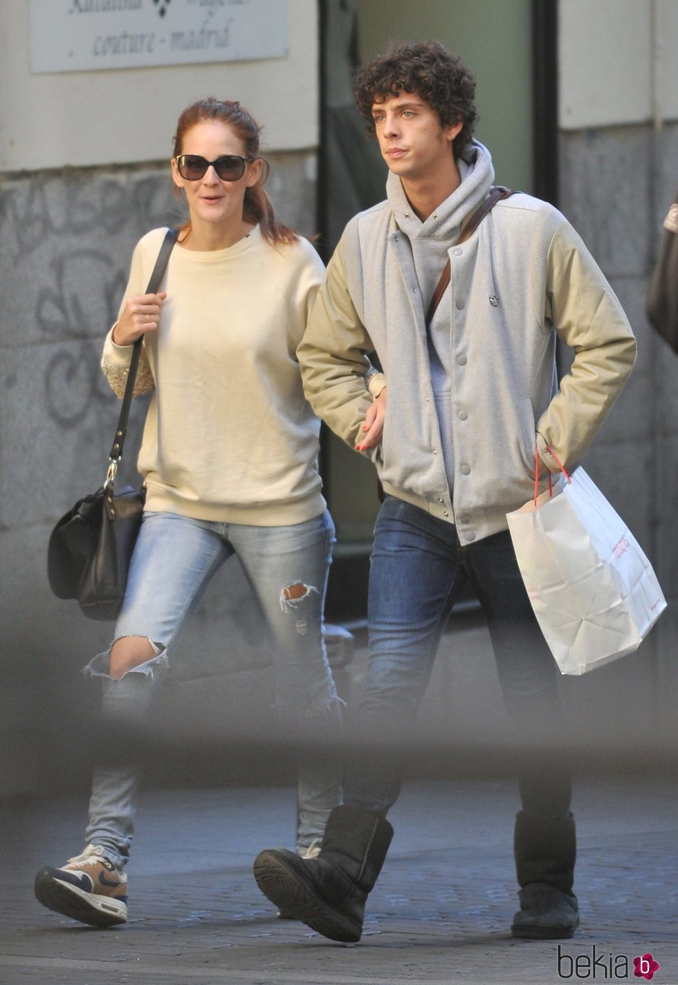 Eduardo Casanova y Ana Polvorosa paseando por Madrid en 2012