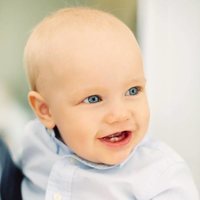 Gabriel de Suecia, muy sonriente en su primer cumpleaños