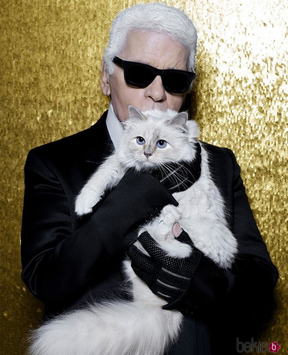 Karl Lagerfeld posando con su gata Choupette