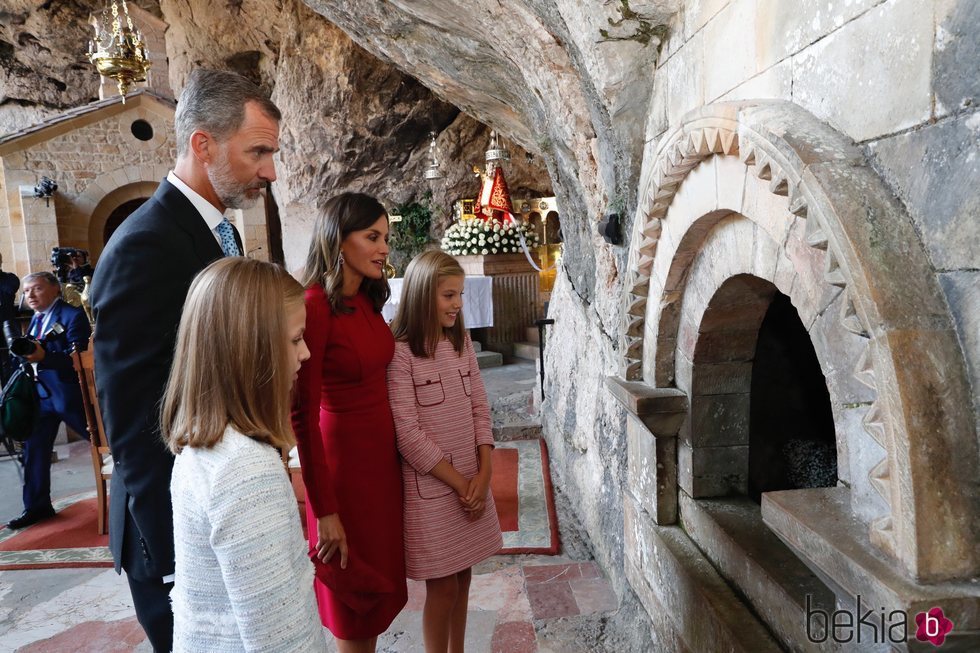Los Reyes y sus hijas ante la tumba de Don Pelayo en Covadonga
