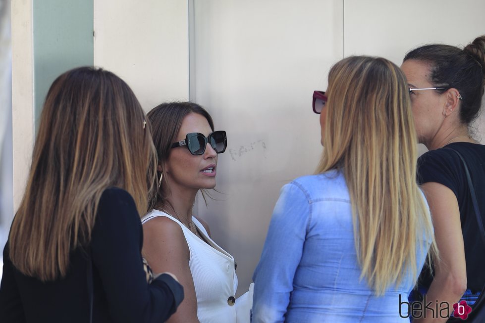 Paula Echevarría charlando con unas amigas en Madrid