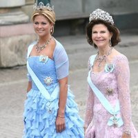 La Reina Silvia y la Princesa Magdalena de Suecia en la boda de Victoria de Suecia y Daniel Westling