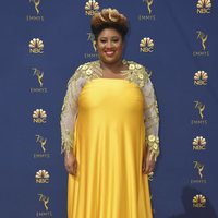 Ashley Nicole Black en la alfombra roja de los Premios Emmy 2018