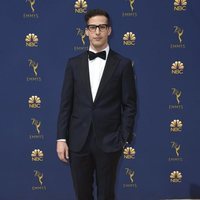 Andy Samberg en la alfombra roja de los Premios Emmy 2018