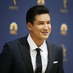 Mario Lopez muy sonriente a su llegada a la alfombra roja de los Premios Emmy 2018