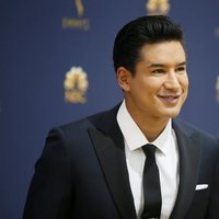 Mario Lopez muy sonriente a su llegada a la alfombra roja de los Premios Emmy 2018