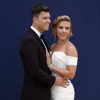 Scarlett Johansson y Colin Jost en la alfombra roja de los Premios Emmy 2018