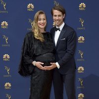Yvonne Strahovski y Tim Loden en la alfombra roja de los Premios Emmy 2018